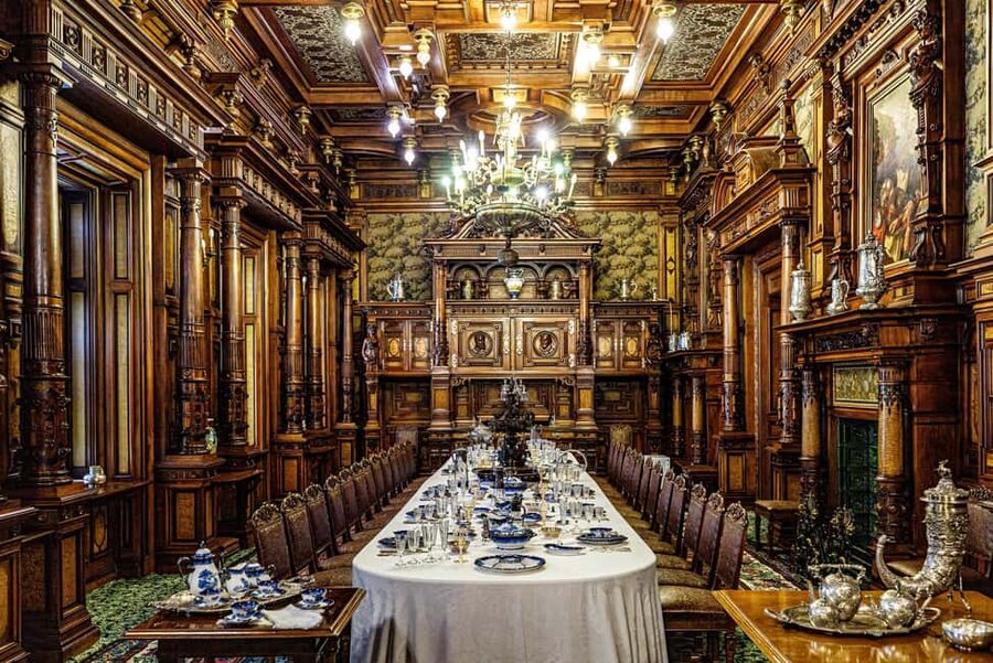 1-Day Minivan Tour 3 Castles : Dracula’s Peles & Wednesday - Stop 3: Bran Castle Dracula Lore, Hilltop Walking, and Dinner Time