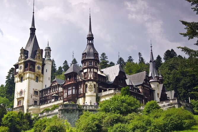 3 Days Private Tour in Romania from Bucharest with Tour Guide - Day 2: Brasov’s Old Town pause and Bran Castle in Dracula country