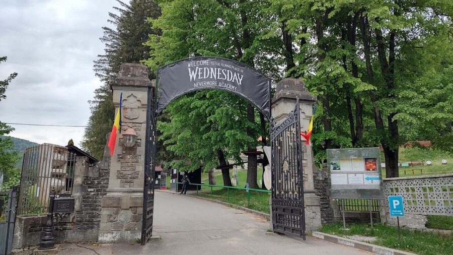 Brasov: Bran, Peles and Cantacuzino Castles Day Tour - Your day starts in Brasov, then the mountains take over