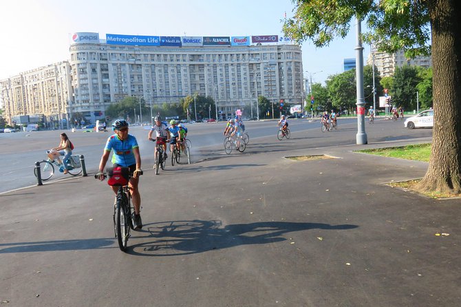 Bucarest à vélo - Stop 3: House of the Free Press, Communism Architecture You Can Read