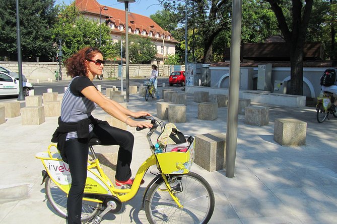 Bucarest à vélo - Stop 4: Piaka Revolukiei, the End of Communism in One Stop
