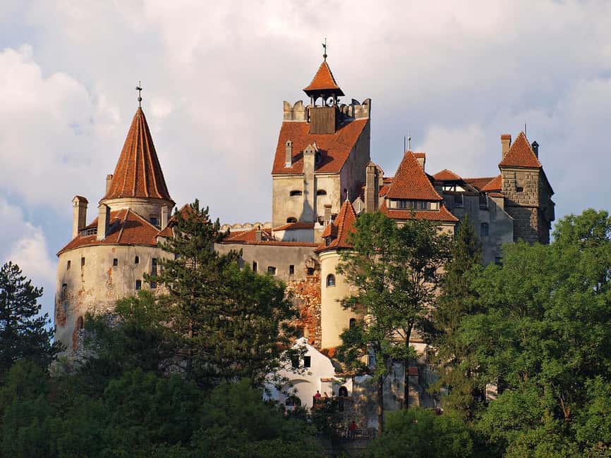 Bucharest: 3 Castles Day Trip Dracula, Peles & "Wednesday" - Languages and the guide experience that makes the day work