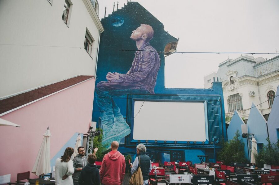 Bucharest Alternative Walking Tour - Meeting at Piata Romana, KFC corner, and that first hot snack