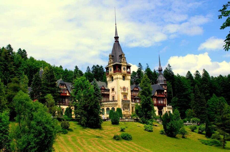 Bucharest: Bran Castle , Peles Castle & Brașov Day Tour - Brașov walking tour and the Black Church: where the day turns into a stroll