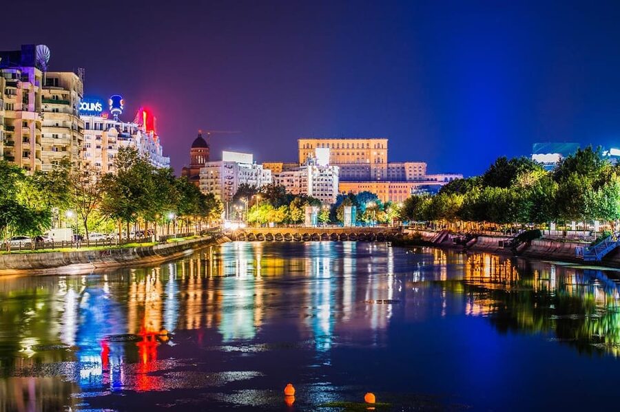 Bucharest city tour by car - How the guide and private group change the experience