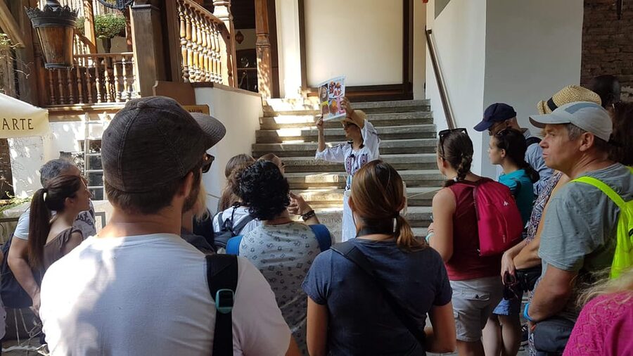 Bucharest: Guided Walking Tour with Romanian Snack - Starting in Unirii, getting your bearings at One Sip