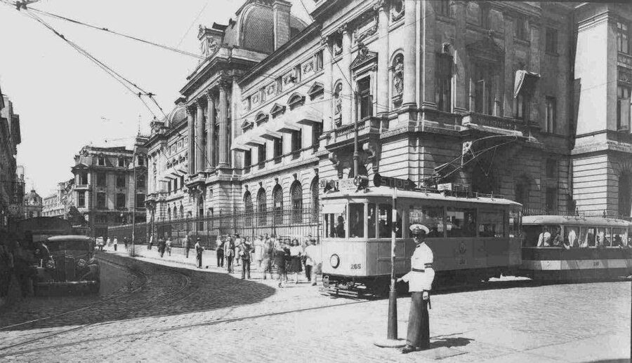 Bucharest: Half Day Bike Tour - Victoria Boulevard: Little Paris architecture from the saddle