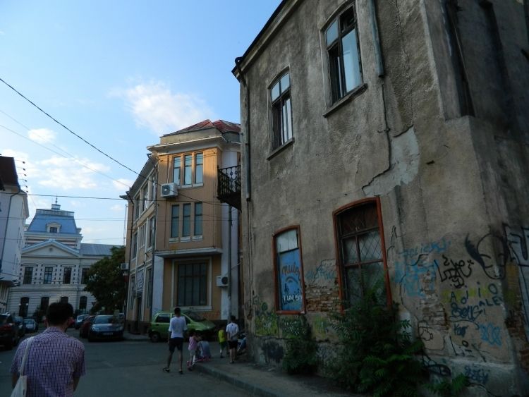 Bucharest: Half Day Bike Tour - Pace, stops, and getting through rain or heat