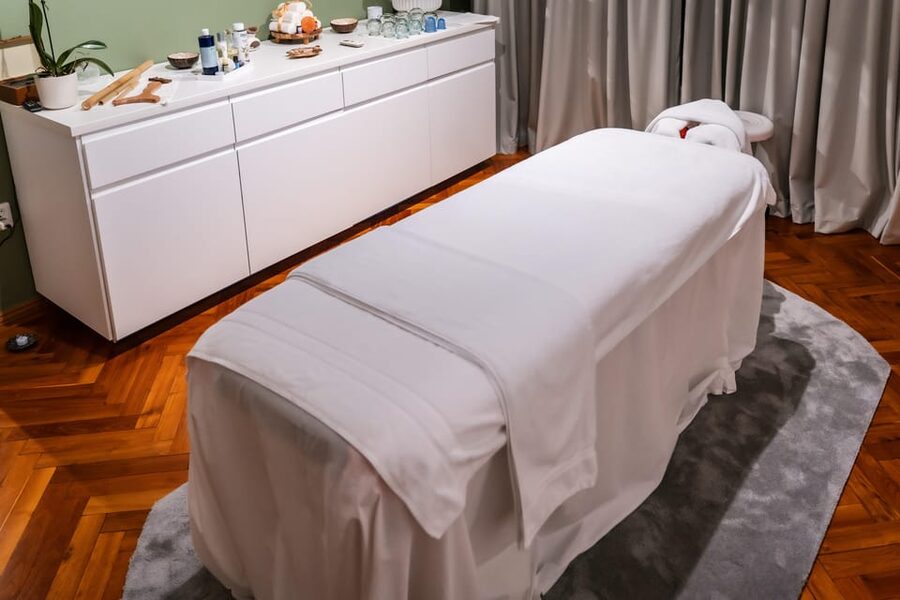 Bucharest: Harmony Wellness Center Massage Treatments - Inside Harmony Wellness Center: Calm Rooms, Lockers, and Professional Care