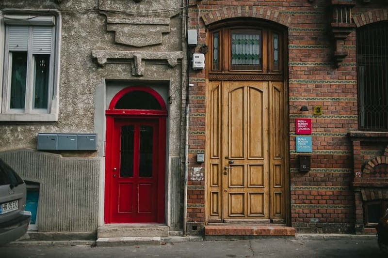 Bucharest: Hidden Gems 2.5-Hour Walking Tour - Guides in the real world, and why the tone matters