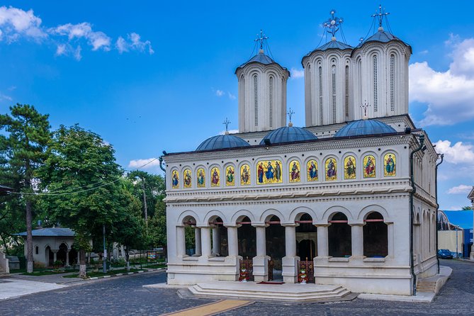 Bucharest Must See Walking Tour - Cismigiu Parc: A Breather With Older Architecture