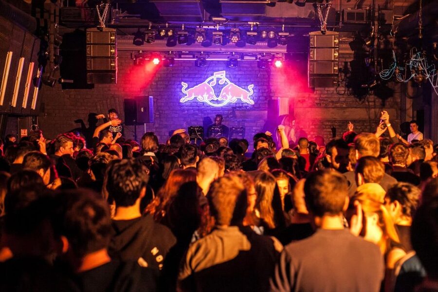 Bucharest: Night Life Tour - Stop One, a Smart Casual Kickoff at a Vault Mixology Spot