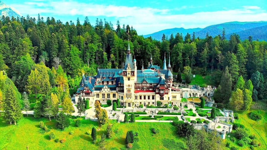 Bucharest: Peles Castle, Bran Castle, & Brasov Old Town Tour - Bran Castle and the Dracula Connection: Myth, Border History, and Crowds