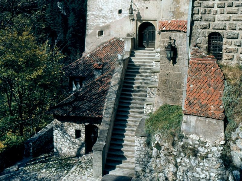Bucharest: Peles Castle, Dracula's Castle and Brasov Tour - Guide quality: when narration makes it click, when it doesn’t