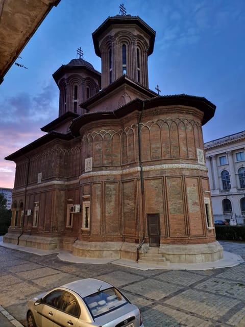 Bucharest: private and exclusive Italian walking tour - Manuc’s Inn: commerce, travelers, and the Old Town hustle