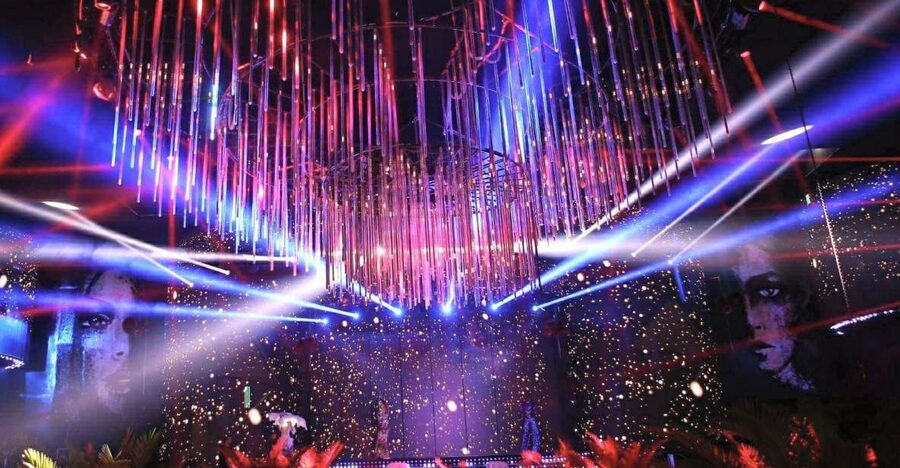 Bucharest: VIP Dining, Limo Ride & Clubbing - The limousine hour: Bluetooth music, custom vibes, and sparkling wine