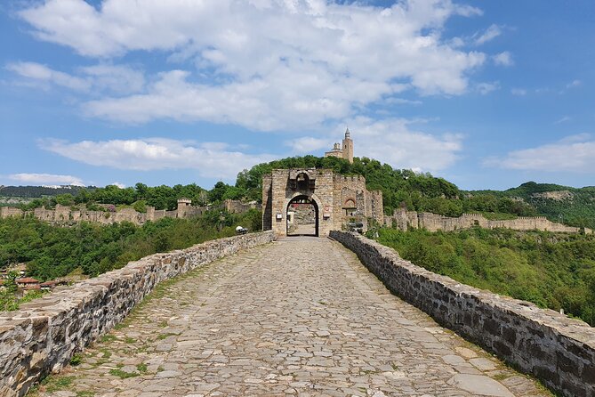 Bulgaria Day Trip - Private Tour from Bucharest - Veliko Tarnavo & Arbanasi - Veliko Tarnavo on foot: Tsarevets views and street-level atmosphere