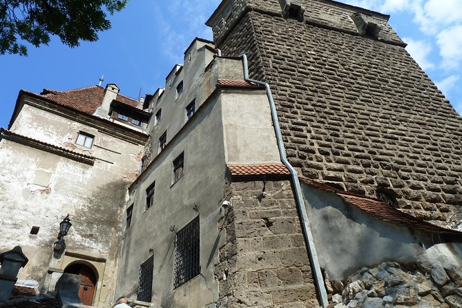 Guided visit in Spanish to the Castle of Dracula in Bran (native Spanish guide). - The Rooms and the Pace: What You Should Expect