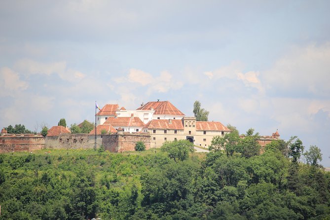 Guided visit in Spanish to the medieval center of Brasov (native Spanish guide). - Outside the walls: the best way to understand where Brasov sits
