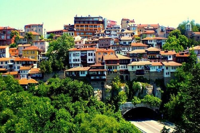 Hike Bulgaria Love Swing, Veliko Tarnovo and Tarevet Fortress - The Love Swing hike from Arbanasi: short route, big cliff payoff, and muddy-weather advice