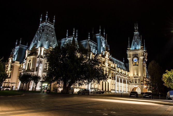 Iasi City Tour - Copou Hill and the botanic gardens area: views and seasonality matter