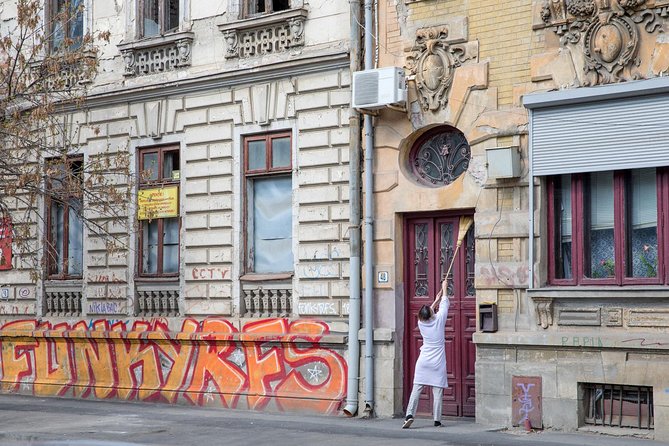 Instahood Stories - Street art, old houses, and why the route matters more than the clock