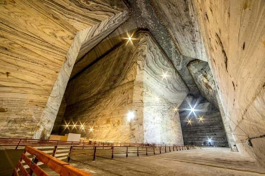 Minivan 8 : Bucharest Slanic Prahova Salt Mine Day Trip - The first views and the 70-meter salt structure