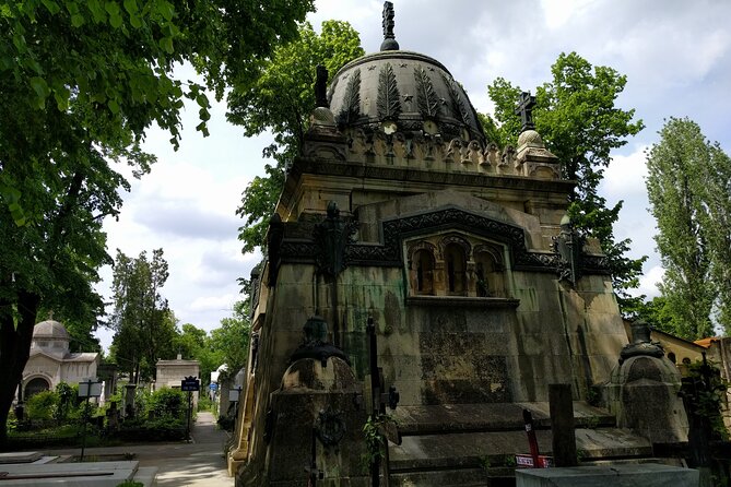 Quest Experience in Bellu Cemetery Bucharest - Route walkthrough: moving through tombs, edifices, and art in the open air