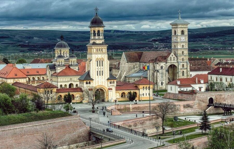 Sibiu: Alba Iulia and Corvin Castle Guided Tour - Why Corvin Castle and Alba Iulia Fit Together So Well in One Day