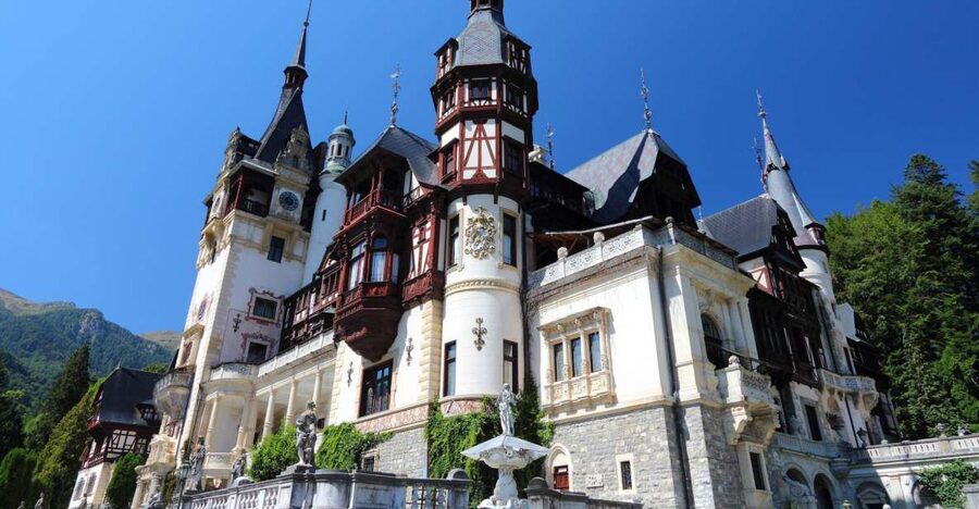 Sinaia: Peleș Castle Tour with An Expert Guide - Your 1-hour game plan, from the fountain to the first-floor apartments