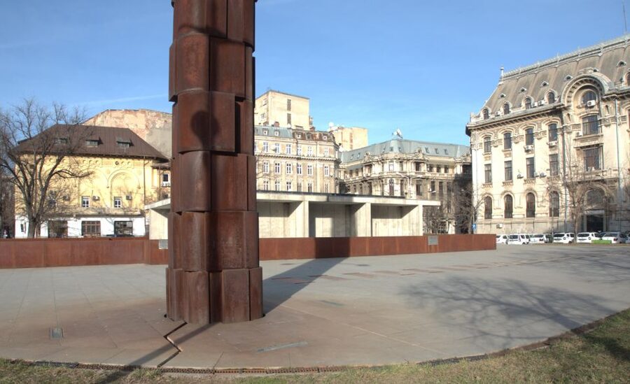 The Jewish heritage of Bucharest - half day walking tour - Avraham Kosher break time: snack stop and a moment to reset
