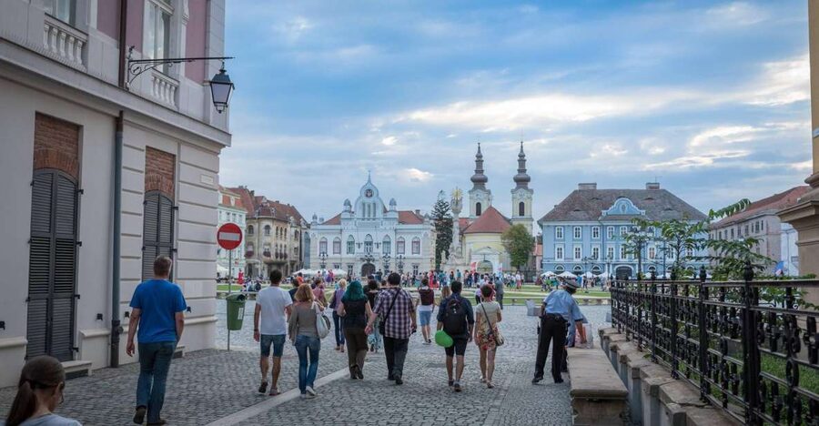 Timisoara: Classic Walking Tour - Starting at the tourist information center, and why the first minutes matter