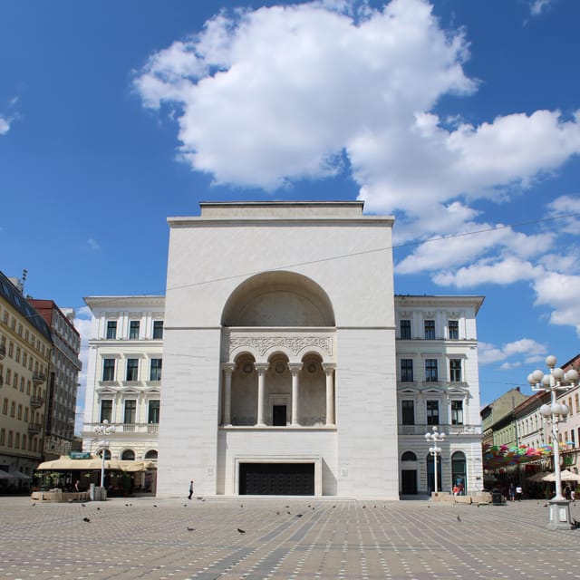 Timisoara: Private Walking Tour with a Local Guide - Starting at Piața Victoriei 8 and Getting Oriented Fast