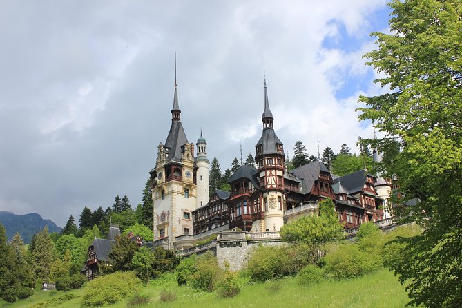 Tour of the 3 Castles: Bran, Rasnov and Peles in Spanish (native Spanish guide). - A tight 7-hour circuit of Peles, Rasnov, and Bran