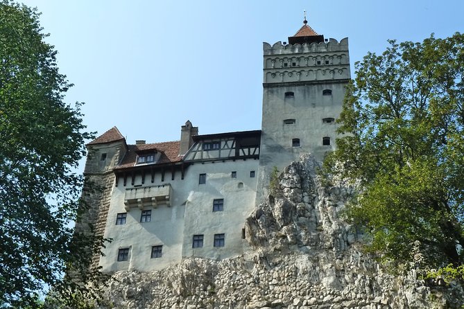 Tour of the 3 Castles: Bran, Rasnov and Peles in Spanish (native Spanish guide). - Rasnov Citadel: fort walls, Garden views, and the big sky over Transylvania
