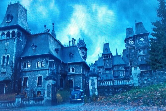 Wednesday Adams Family - Visit 6 filming locations, Private tour - Getting to the van: meeting point, pickup, and comfort rules